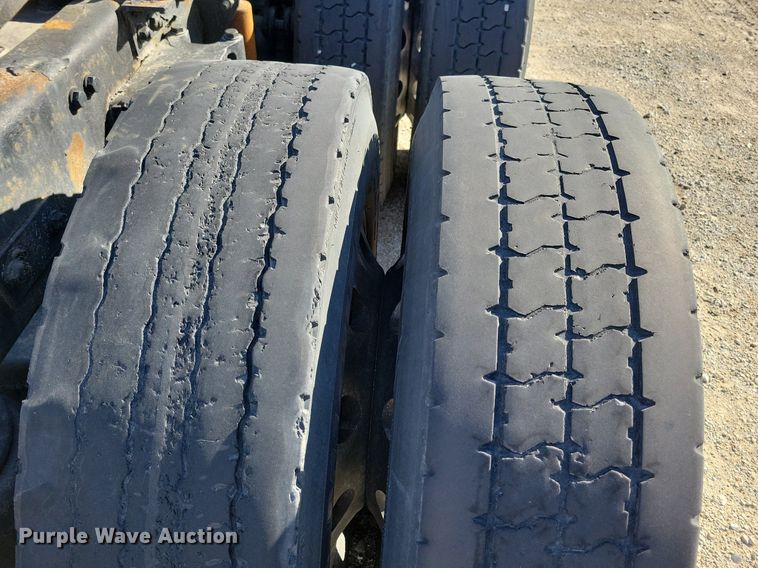 image for item LC9845 2013 Kenworth T660 semi truck