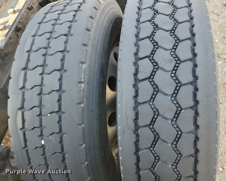 image for item LC9845 2013 Kenworth T660 semi truck