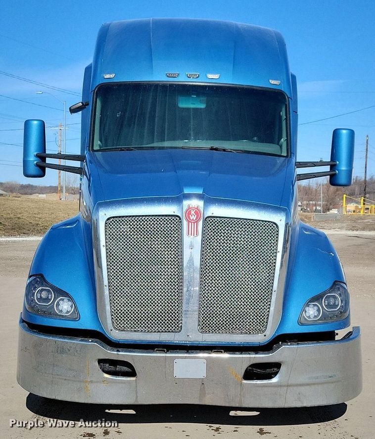 image for item LC9846 2017 Kenworth T680 semi truck
