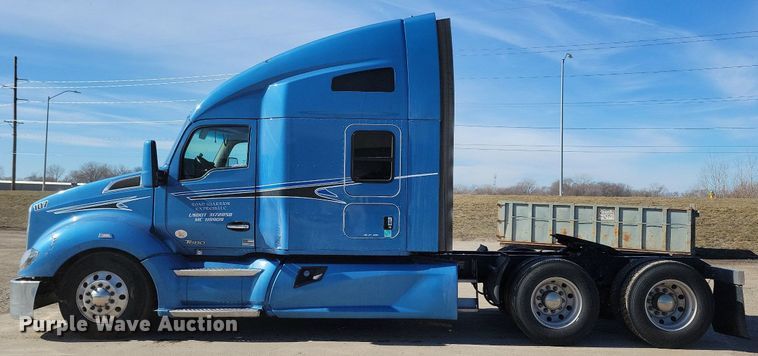image for item LC9846 2017 Kenworth T680 semi truck