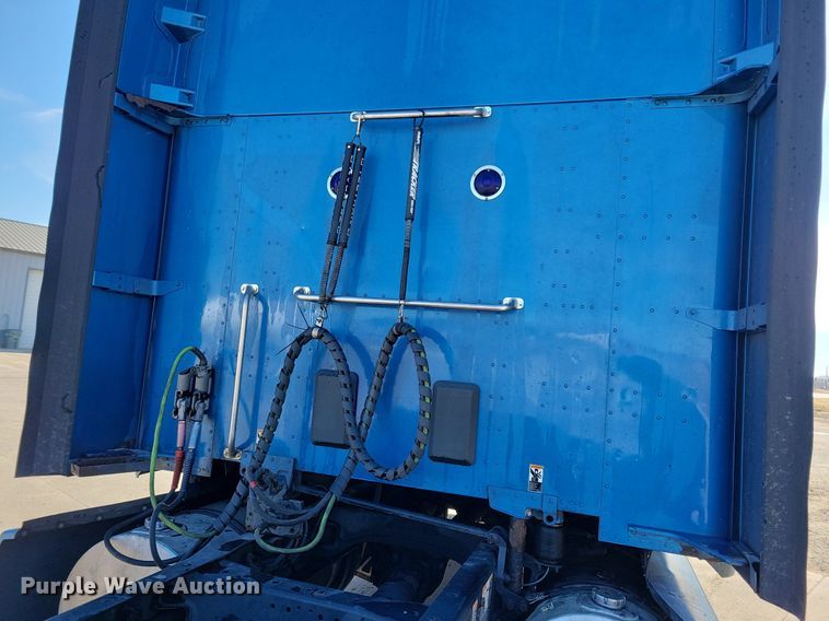 image for item LC9846 2017 Kenworth T680 semi truck