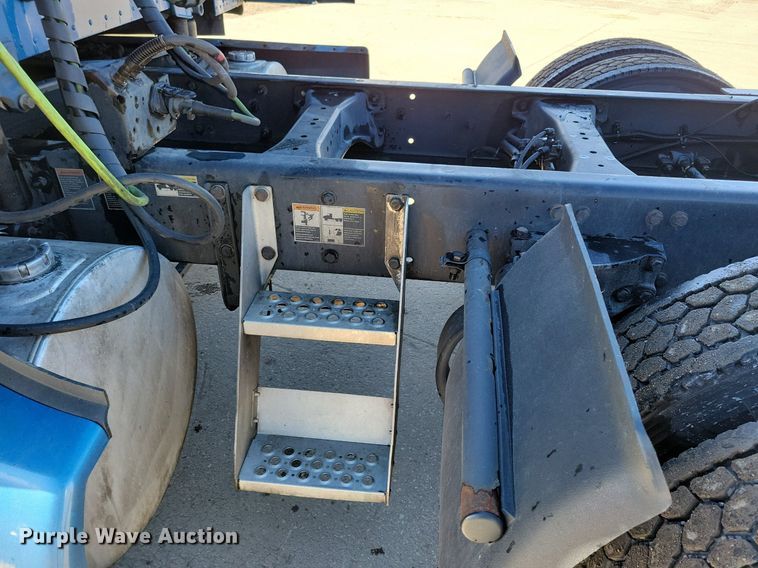 image for item LC9846 2017 Kenworth T680 semi truck