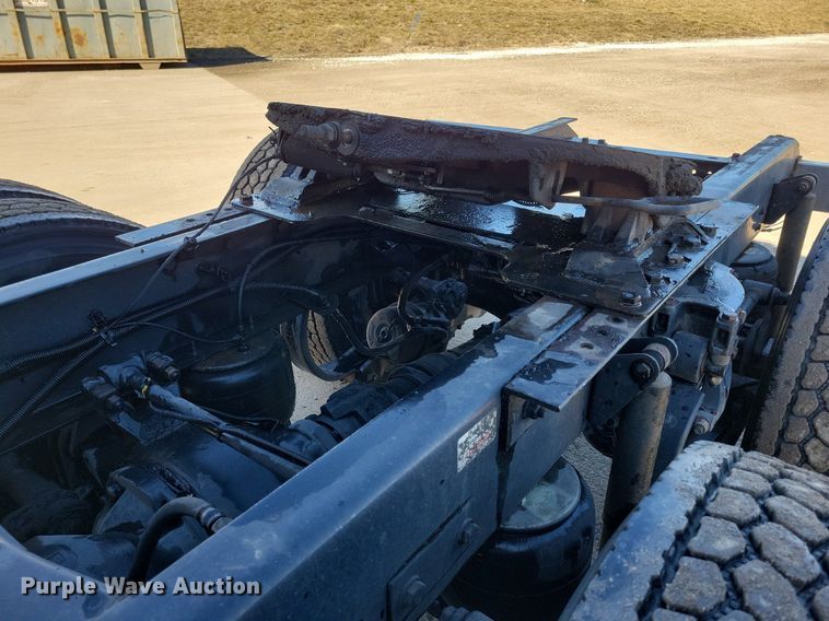 image for item LC9846 2017 Kenworth T680 semi truck