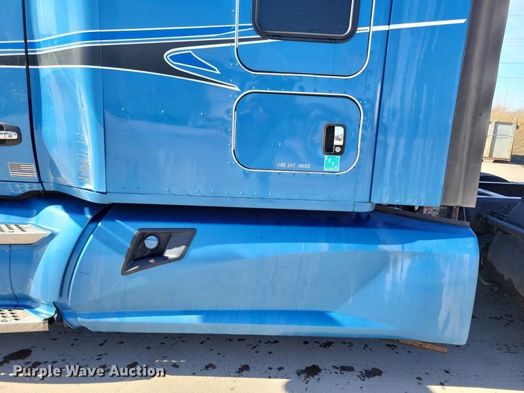 image for item LC9846 2017 Kenworth T680 semi truck