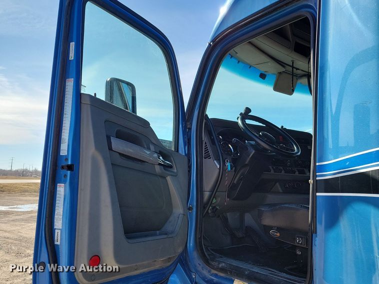 image for item LC9846 2017 Kenworth T680 semi truck