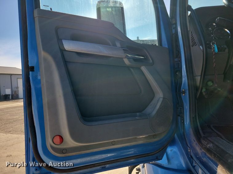 image for item LC9846 2017 Kenworth T680 semi truck