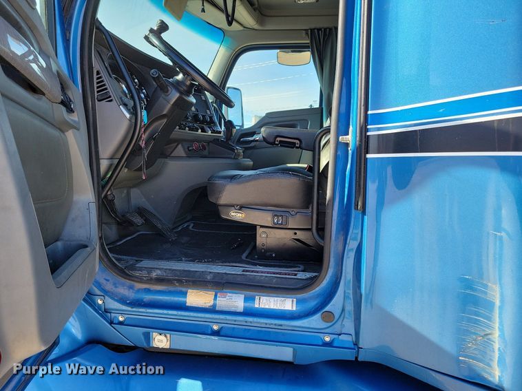 image for item LC9846 2017 Kenworth T680 semi truck