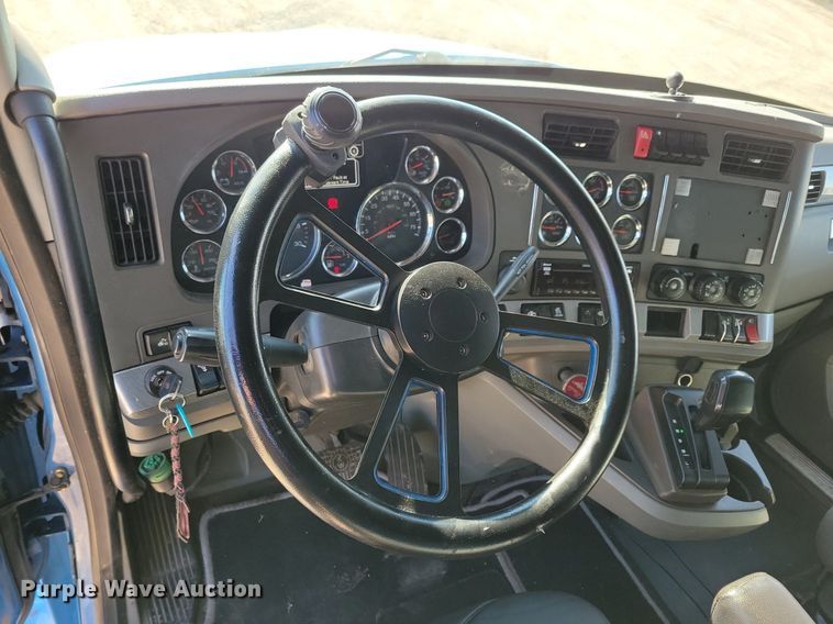 image for item LC9846 2017 Kenworth T680 semi truck