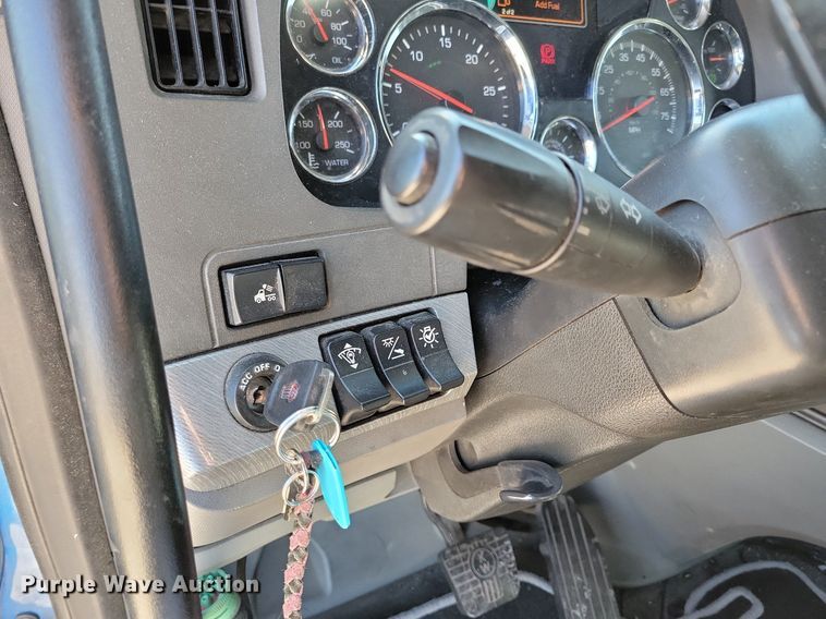 image for item LC9846 2017 Kenworth T680 semi truck