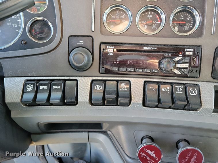 image for item LC9846 2017 Kenworth T680 semi truck