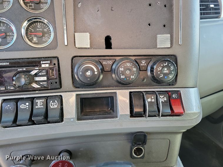 image for item LC9846 2017 Kenworth T680 semi truck