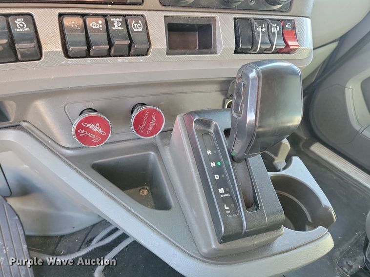 image for item LC9846 2017 Kenworth T680 semi truck