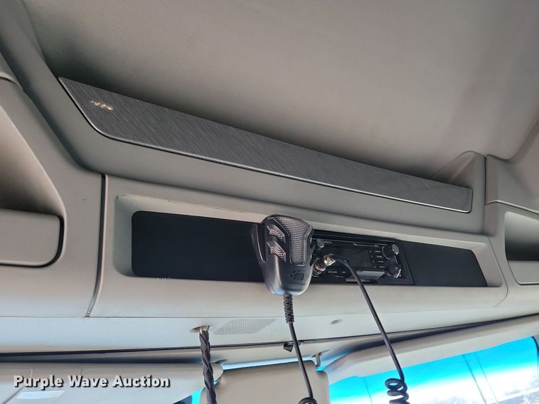 image for item LC9846 2017 Kenworth T680 semi truck