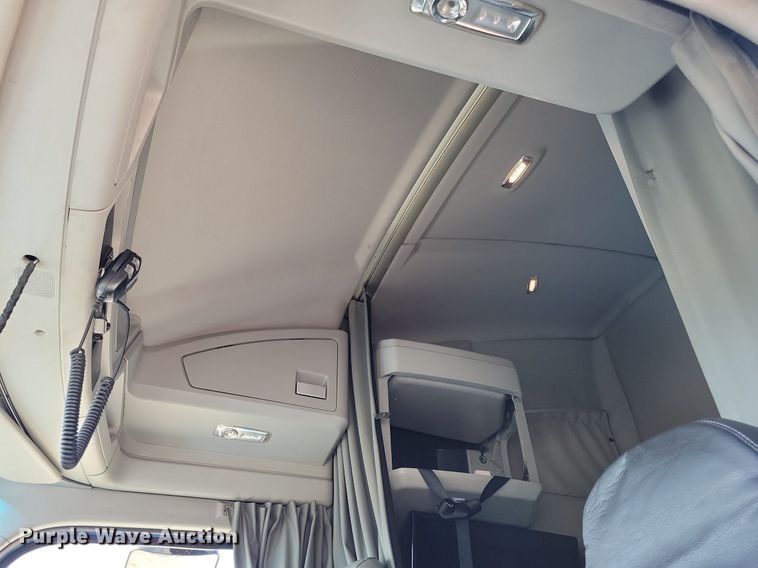 image for item LC9846 2017 Kenworth T680 semi truck