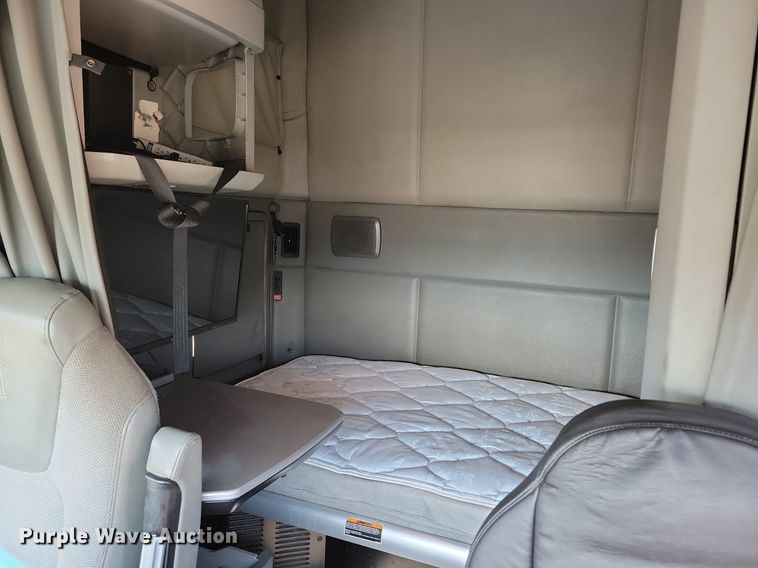 image for item LC9846 2017 Kenworth T680 semi truck