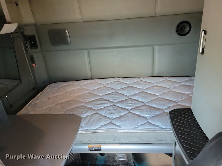 image for item LC9846 2017 Kenworth T680 semi truck