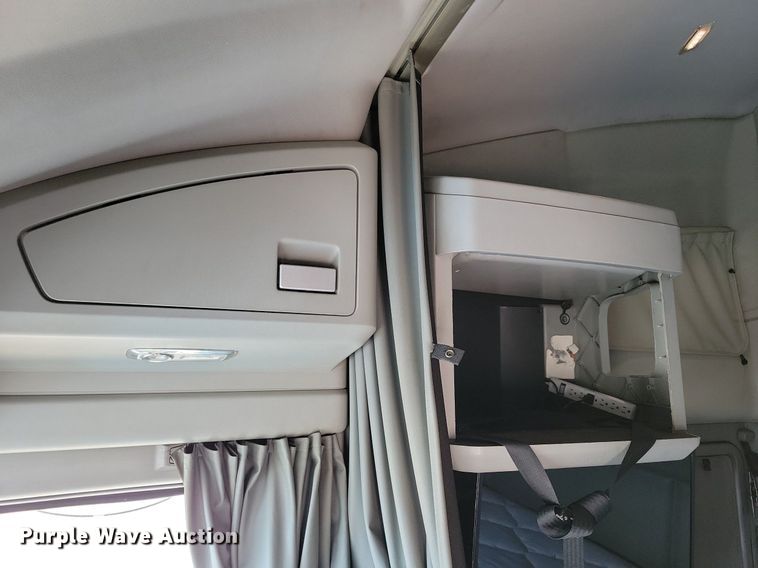 image for item LC9846 2017 Kenworth T680 semi truck