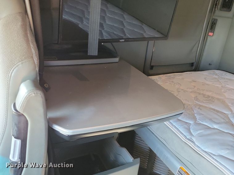 image for item LC9846 2017 Kenworth T680 semi truck