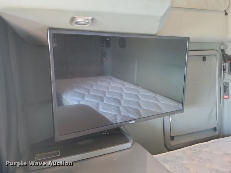 image for item LC9846 2017 Kenworth T680 semi truck