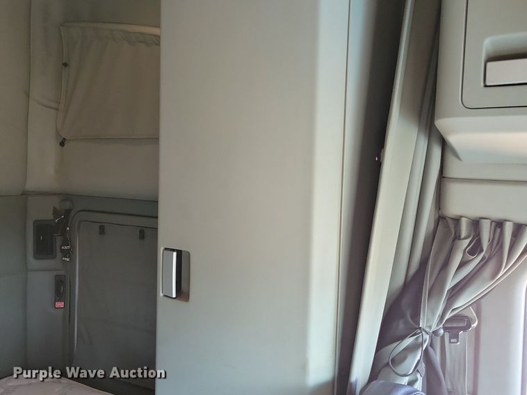 image for item LC9846 2017 Kenworth T680 semi truck