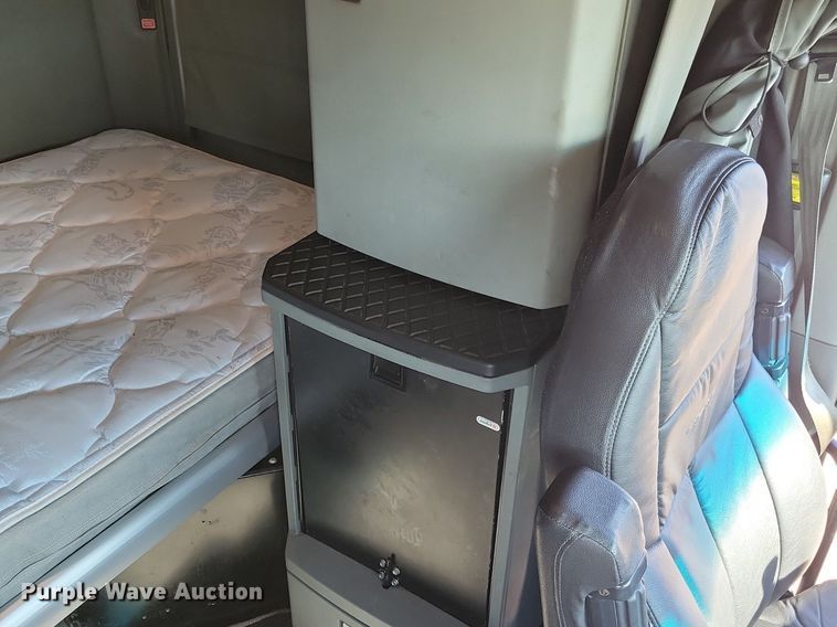 image for item LC9846 2017 Kenworth T680 semi truck