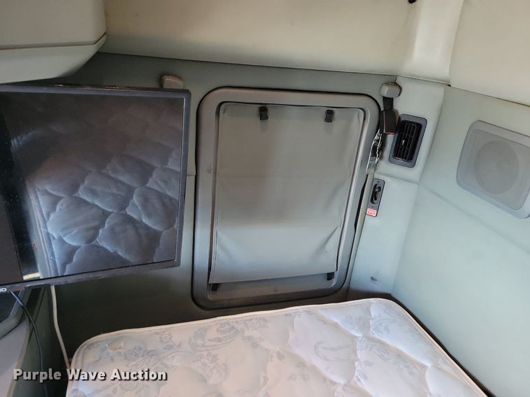 image for item LC9846 2017 Kenworth T680 semi truck