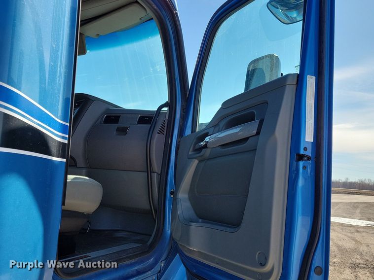 image for item LC9846 2017 Kenworth T680 semi truck