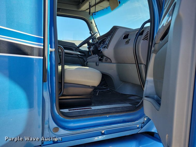 image for item LC9846 2017 Kenworth T680 semi truck
