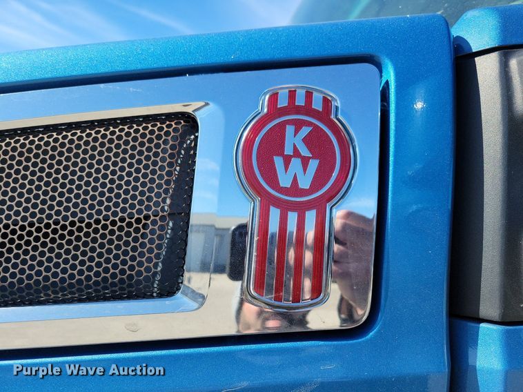 image for item LC9846 2017 Kenworth T680 semi truck