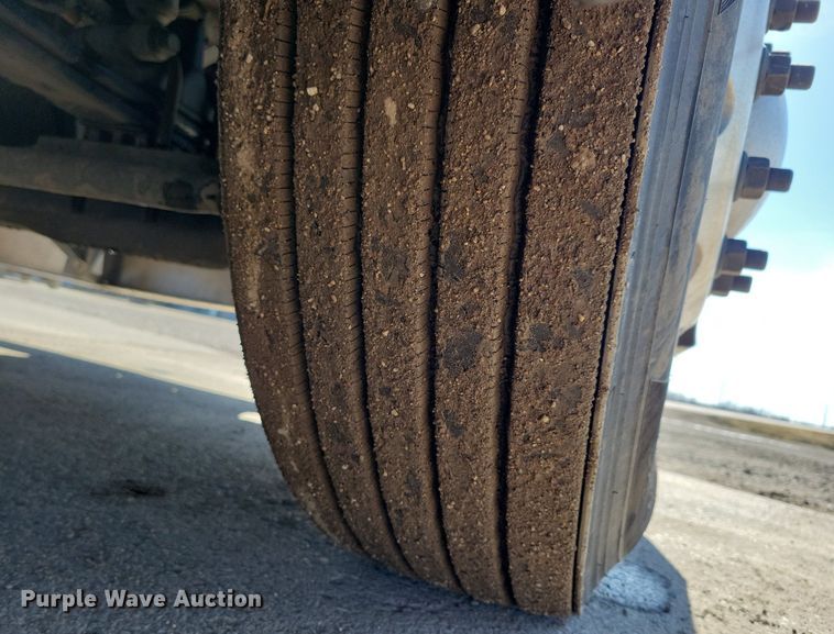 image for item LC9846 2017 Kenworth T680 semi truck