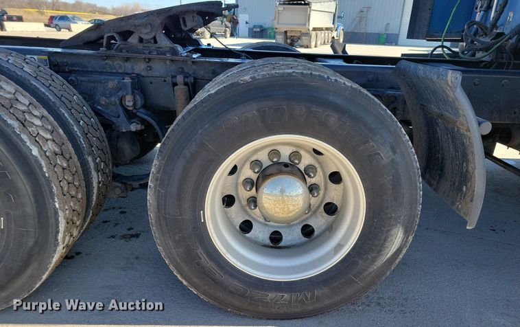 image for item LC9846 2017 Kenworth T680 semi truck