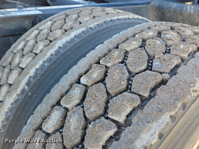 image for item LC9846 2017 Kenworth T680 semi truck