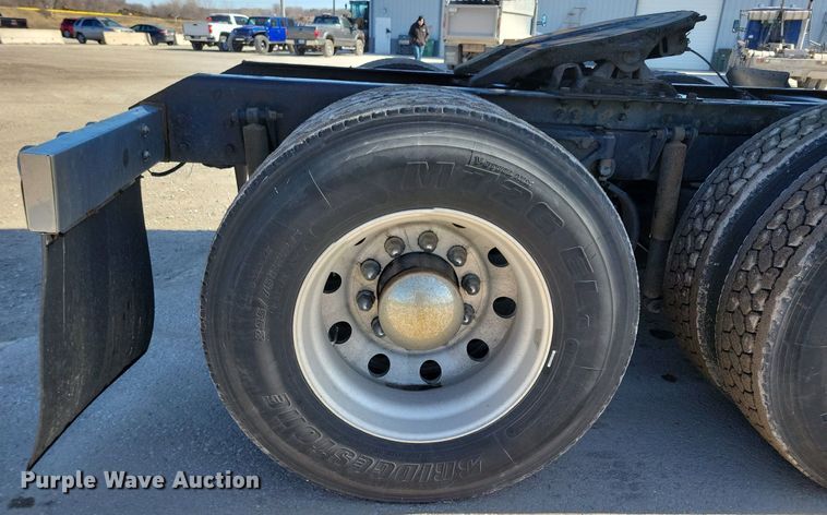 image for item LC9846 2017 Kenworth T680 semi truck