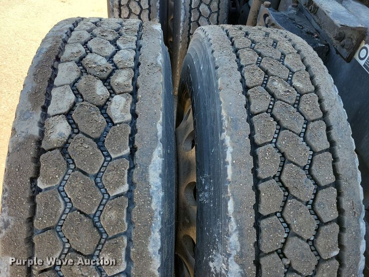 image for item LC9846 2017 Kenworth T680 semi truck