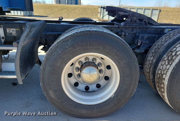 image for item LC9846 2017 Kenworth T680 semi truck