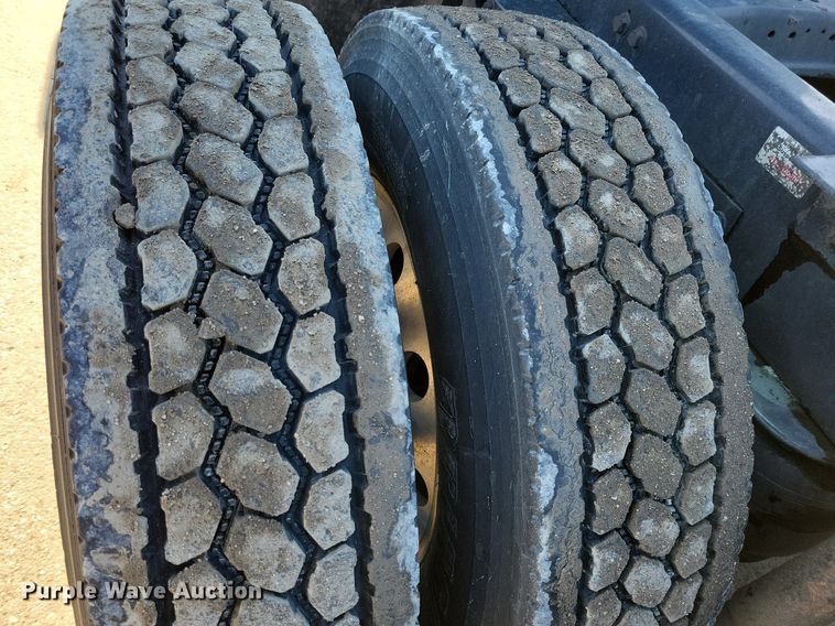 image for item LC9846 2017 Kenworth T680 semi truck