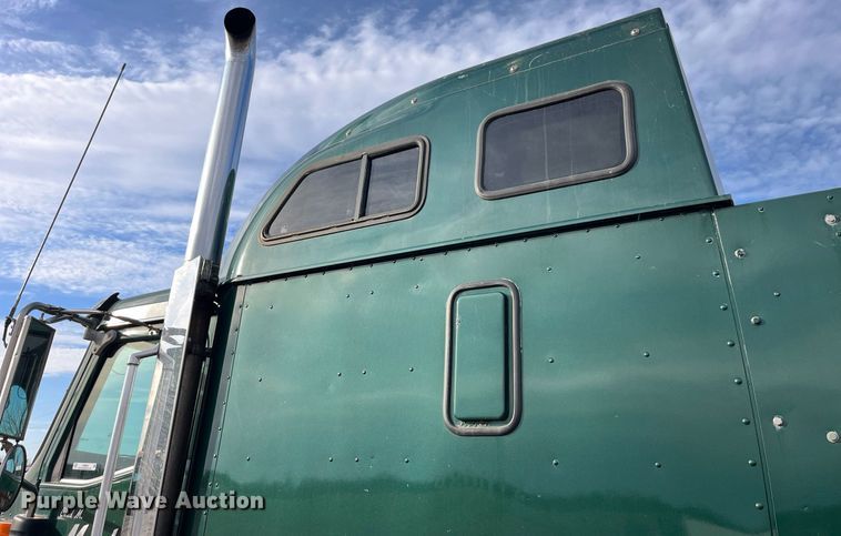 image for item LD9844 2007 International  9400i semi truck