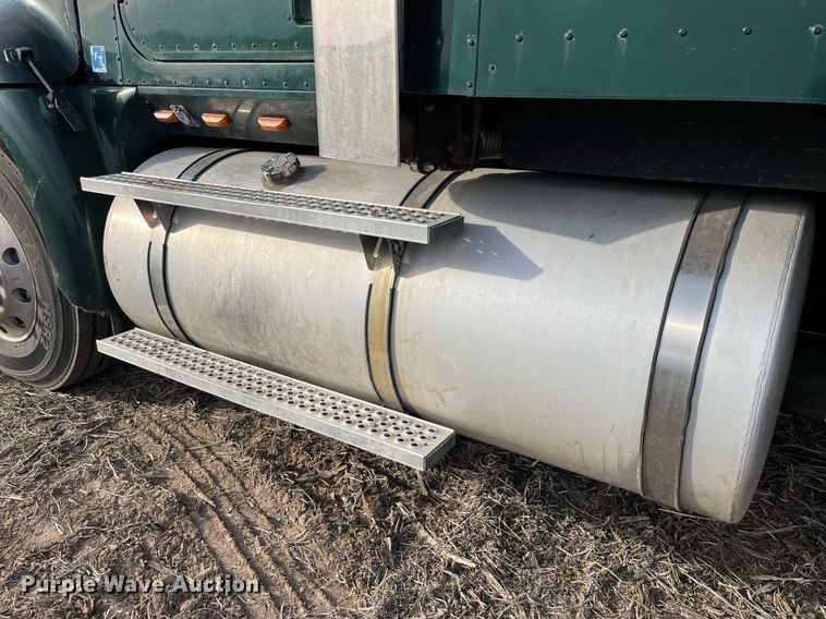 image for item LD9844 2007 International  9400i semi truck