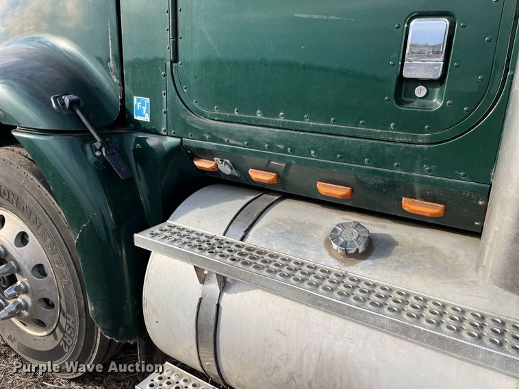 image for item LD9844 2007 International  9400i semi truck