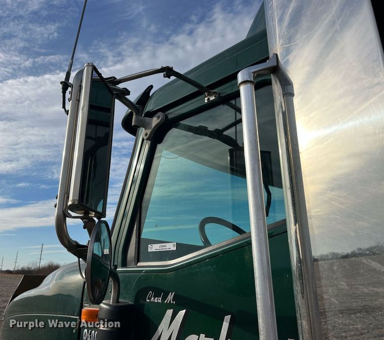 image for item LD9844 2007 International  9400i semi truck