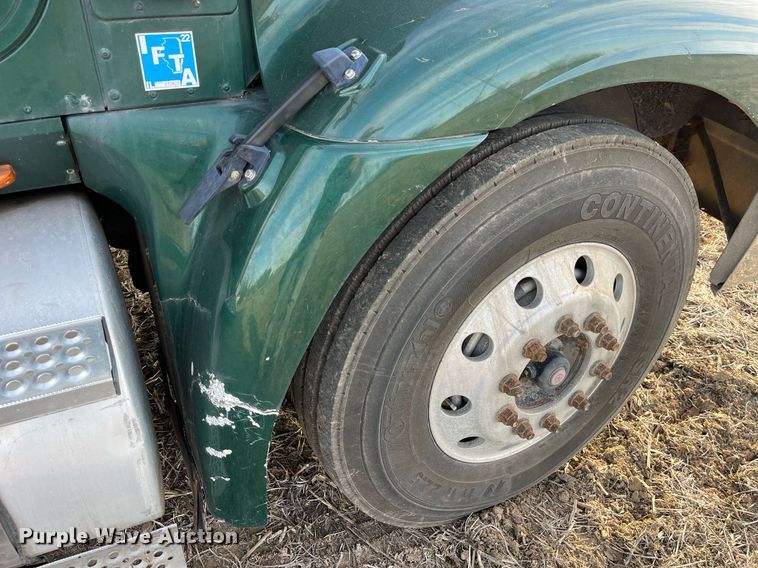 image for item LD9844 2007 International  9400i semi truck