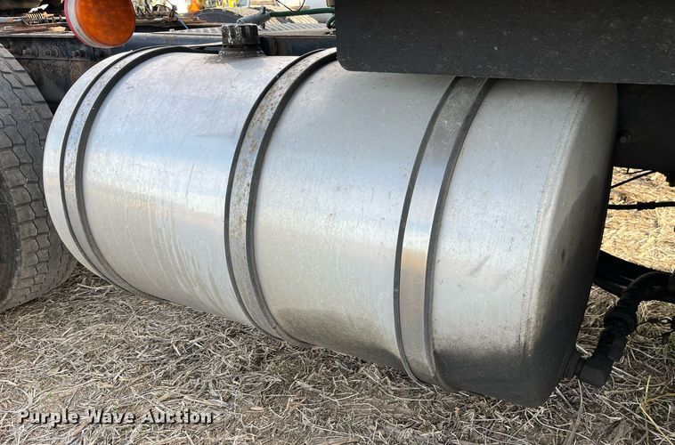 image for item LD9844 2007 International  9400i semi truck