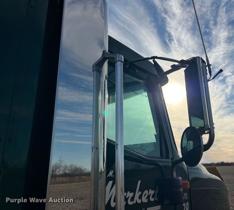 image for item LD9844 2007 International  9400i semi truck