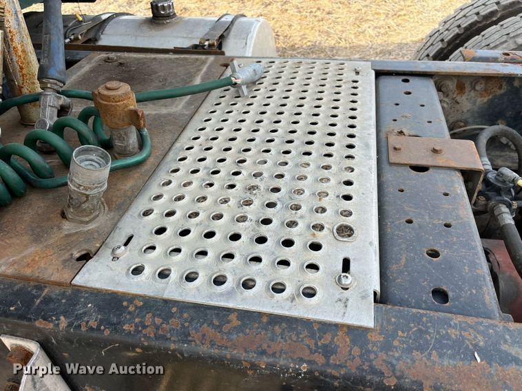 image for item LD9844 2007 International  9400i semi truck