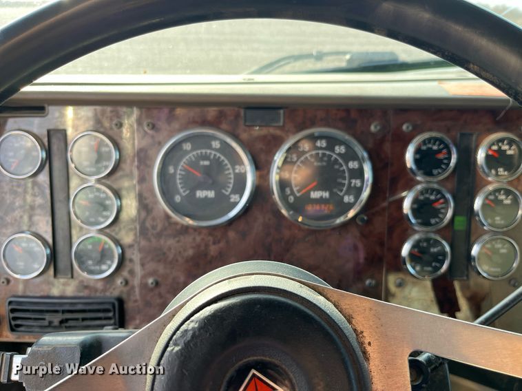 image for item LD9844 2007 International  9400i semi truck