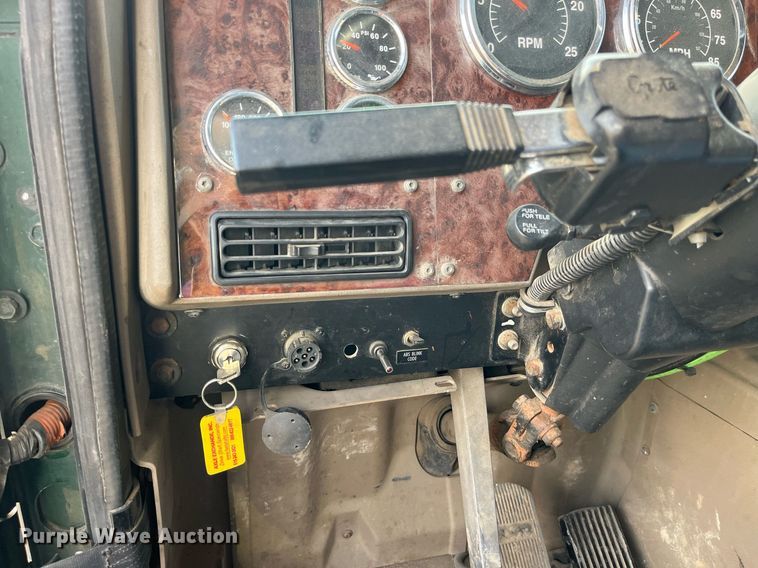 image for item LD9844 2007 International  9400i semi truck