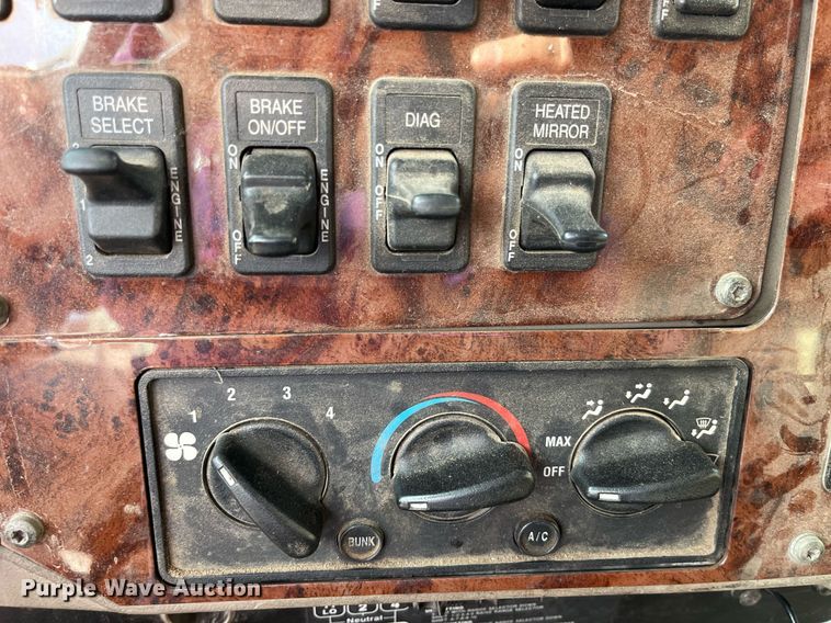 image for item LD9844 2007 International  9400i semi truck