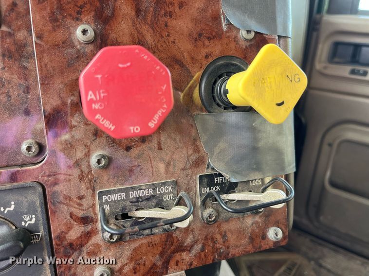 image for item LD9844 2007 International  9400i semi truck