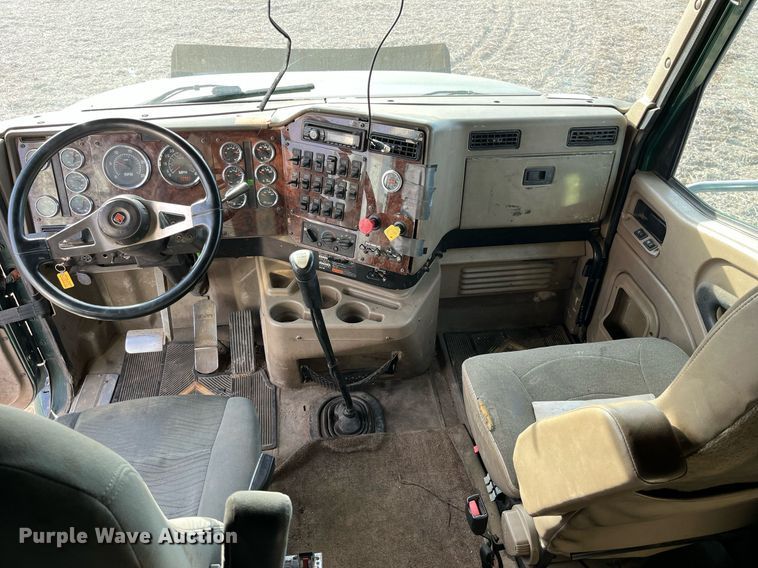 image for item LD9844 2007 International  9400i semi truck