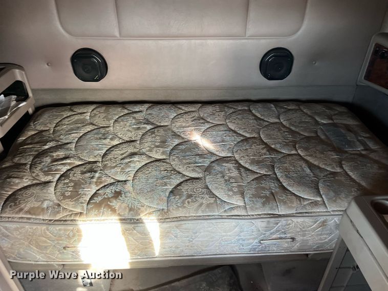 image for item LD9844 2007 International  9400i semi truck